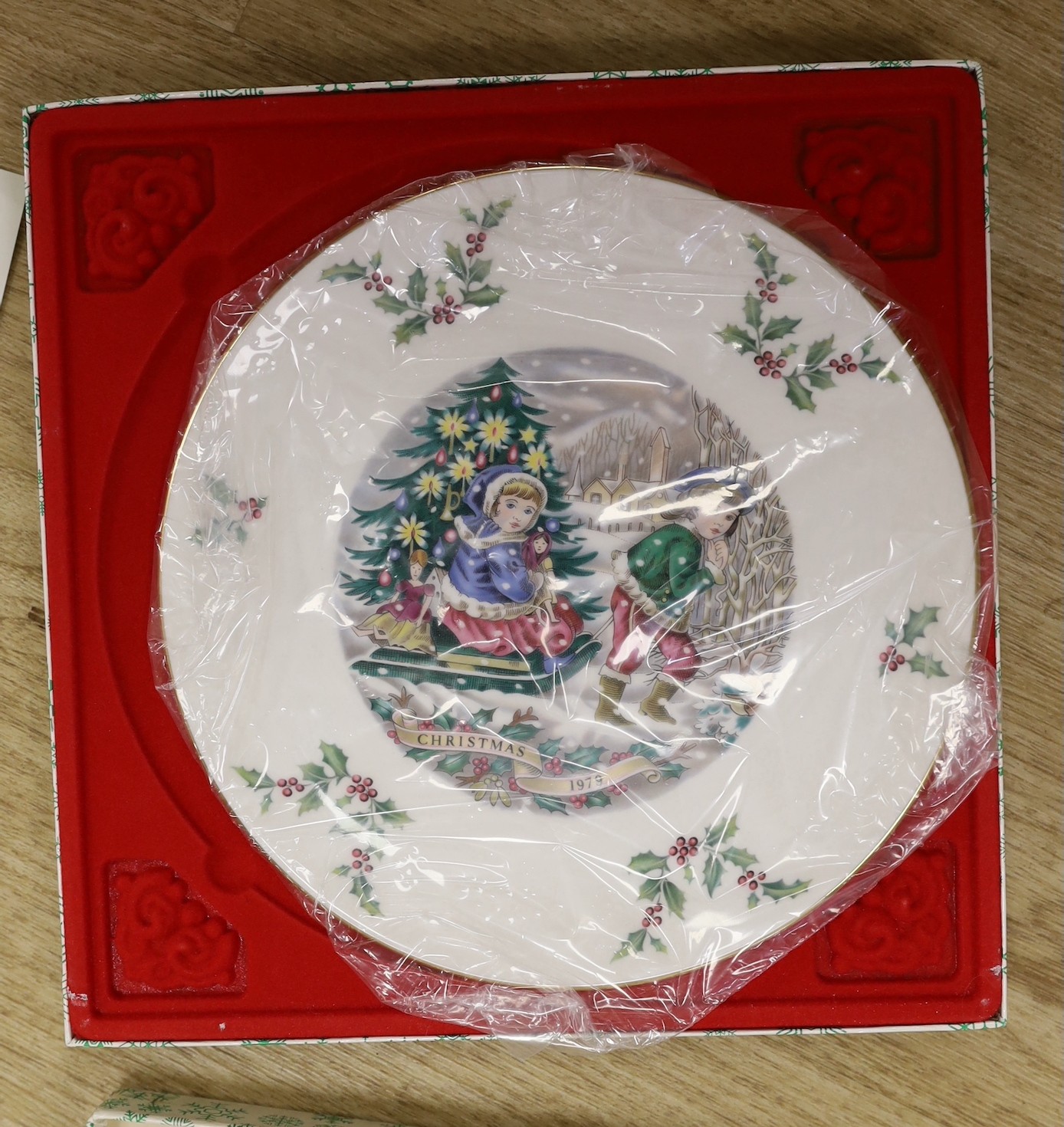 A collection of various commemorative boxed Wedgwood, and other, plates